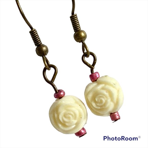 Vintage White Cream Rose Bud Flower Earrings Gold Brass Tone Dainty Carved Beads - Picture 1 of 12